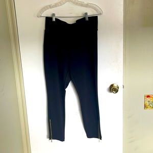 Cute clam digger length pixie cut pants. With gold zipper detail.